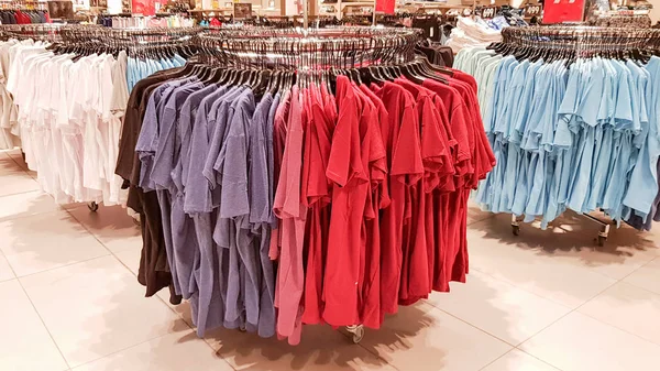 Ukrayna, Kiev - 04 Eylül 2019: Büyük bir giyim mağazası, mankenler ve askıları ile birçok satır, boyutları ve renkleri çeşitli. Kara Cuma, butiklerde ve alışveriş merkezlerinde alışveriş ve satış günü