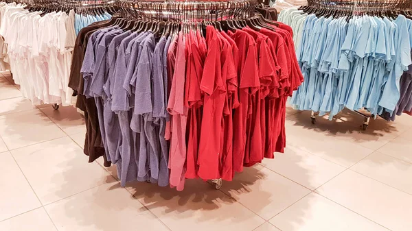 Ukrayna, Kiev - 04 Eylül 2019: Büyük bir giyim mağazası, mankenler ve askıları ile birçok satır, boyutları ve renkleri çeşitli. Kara Cuma, butiklerde ve alışveriş merkezlerinde alışveriş ve satış günü