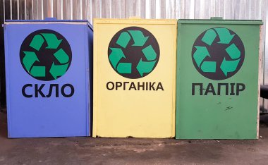 Ukrayna, Kiev - 4 Eylül 2019. Sarı, mavi ve yeşil çöp kutusu yerde. Çöpleri ayıklıyor. Dünya Tanıtım Haftası. Dünyayı temizleriz, gezegeni çöpten temizleriz.