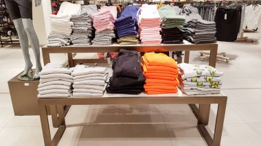 Ukrayna, Kiev - 04 Eylül 2019: Büyük bir giyim mağazası, mankenler ve askıları ile birçok satır, boyutları ve renkleri çeşitli. Kara Cuma, butiklerde ve alışveriş merkezlerinde alışveriş ve satış günü