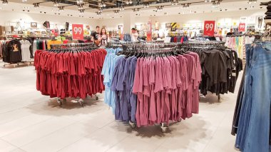 Ukrayna, Kiev - 04 Eylül 2019: Büyük bir giyim mağazası, mankenler ve askıları ile birçok satır, boyutları ve renkleri çeşitli. Kara Cuma, butiklerde ve alışveriş merkezlerinde alışveriş ve satış günü