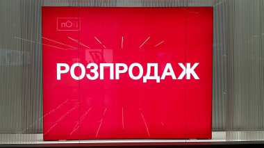Ukrayna, Kiev - 04 Eylül 2019: Kırmızı bir poster üzerinde Ukraynaca yazıt Satılık ile bir mağaza penceresi görüntüsü