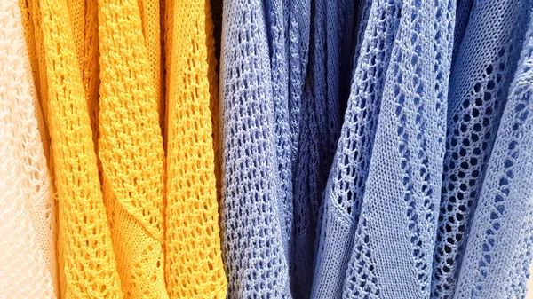 Cores do arco-íris. Variedade de camisas casuais, camisetas em cabides em uma loja. Algodão de pano de várias cores brilhantes close-up. Fundo têxtil — Fotografia de Stock