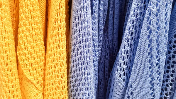 Cores do arco-íris. Variedade de camisas casuais, camisetas em cabides em uma loja. Algodão de pano de várias cores brilhantes close-up. Fundo têxtil — Fotografia de Stock