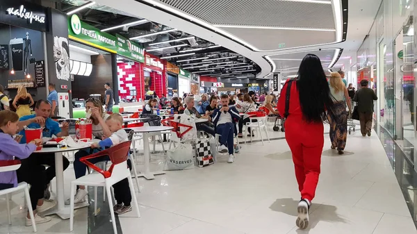 Ukraine, kiev - 04. September 2019: Gedrängter Food Court in einem Einkaufszentrum. Menschen entspannen und essen auf einem Food Court in einem Einkaufszentrum — Stockfoto