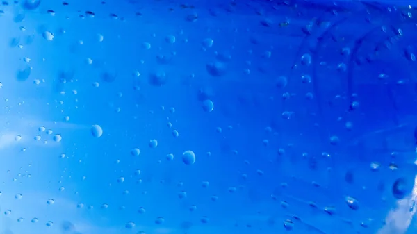 Muchas gotas de agua dentro de una botella de plástico. Fondo azul con gotas de agua —  Fotos de Stock