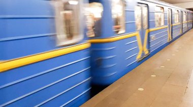 Ukrayna, Kiev - 06 Eylül 2019: metro istasyonunda tren vagonları