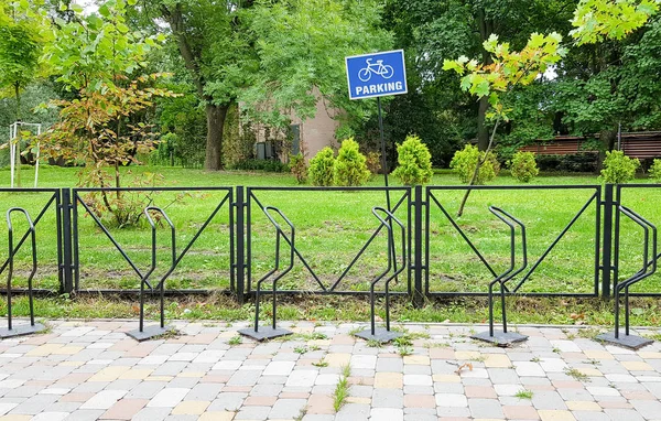 Een rond bord met een fiets op de lege parkeerplaats. Fietsenstalling bord in openbaar park — Stockfoto