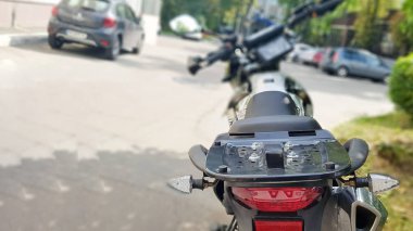 Siyah motosiklet park etmiş. Geri görünüm. Yumuşak odaklama