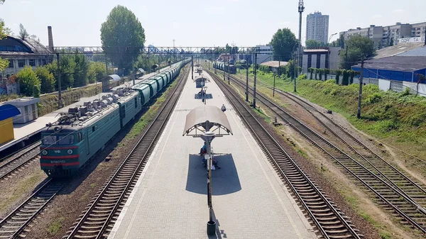 Ukraine, Kiew - 16. Juni 2019: Bahnhof mit Zügen. Der Zug steht am Bahnhof und wartet tagsüber auf Fahrgäste. Panorama, Blick von der Brücke — Stockfoto