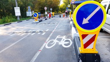 Ukrayna, Kiev - 10 Eylül 2019: Parktaki yolda bisiklet işareti veya simgesi