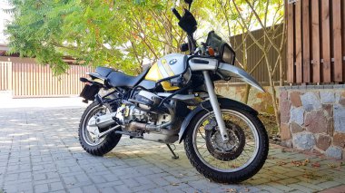 Ukrayna, Kiev - 10 Eylül 2019: Bmw motosiklet evin avlusuna park edilmiş