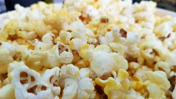 Verspreide gezouten popcorn met kaas, textuur achtergrond — Stockfoto