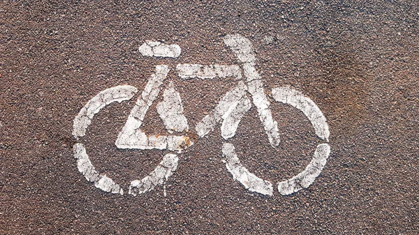 Signo de bicicleta o icono en la carretera en el parque — Foto de Stock