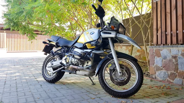 Ucrania, Kiev - 10 de septiembre de 2019: BMW motocicleta está estacionado en el patio de la casa —  Fotos de Stock