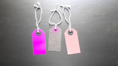 Giysili üç modaya uygun maket etiket. Kıyafet satışı. Tatil Black Friday için arka plan alışveriş, hisse senetleri, indirimler, satış uluslararası bir gün. giysi ile üç etiket