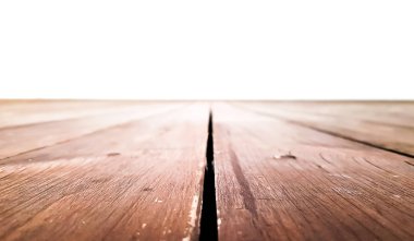 Beyaz bir arka plan önünde ahşap tahta boş masa. Kahverengi Ahşap Perspektif - Vitrin veya ürünlerinizi monte etmek için kullanılabilir. Ürünü göstermek için yukarı pick up. Eski ahşap doku