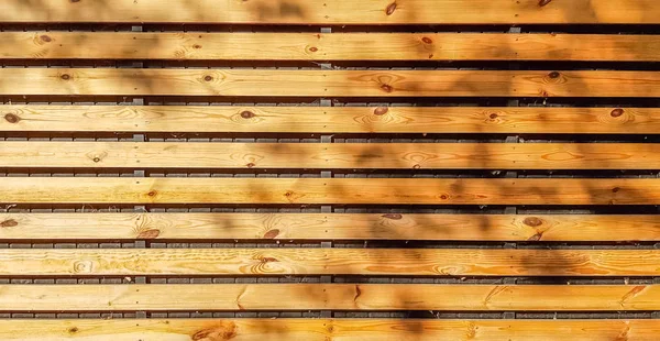 Las líneas de tablón de madera marrón natural organizan el fondo de textura del patrón. Estructura de madera inconsútil de piso o acera, plataforma de madera . — Foto de Stock