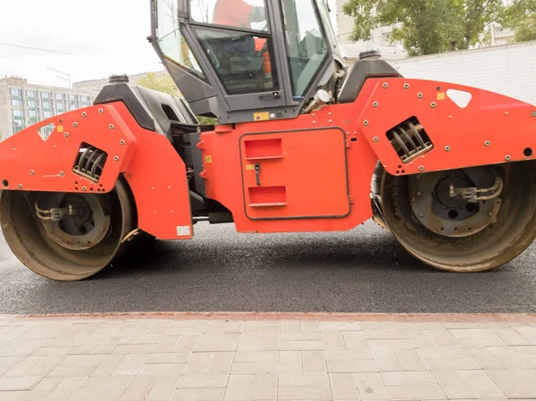 Rolo de estrada construindo a nova estrada de asfalto. Rolo de asfalto pesado que empilham e pressionam o asfalto quente. Máquina de reparação rodoviária. Reparação na cidade moderna com compactador de rolos de vibração — Fotografia de Stock