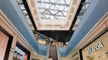 Ukrayna, Kiev - 24 Eylül 2019: Cephenin yapısal camları. Modern bir binada cam tavan elemanları ile soyut arka plan. la ile ayrılmış bir cam pencereden mavi gökyüzünün görünümü,