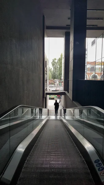 Escada rolante no centro comercial. Escalada de prata abstrata no interior do centro comercial. Fundo de parede de concreto. Conceito de transporte . — Fotografia de Stock