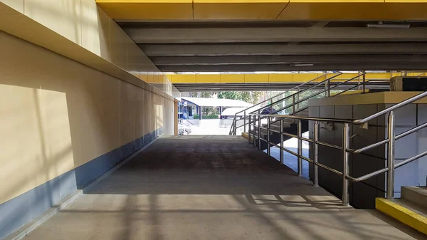 Легкорельсовый вокзал. Проектирование автобусной остановки и пешеходного перехода с лестницами и перилами из желтых панелей и стеклянной крыши . — стоковое фото