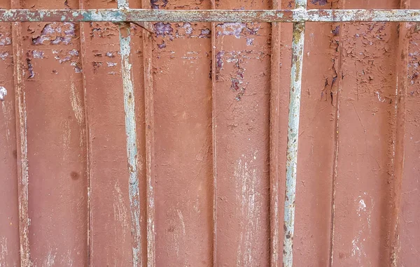 Textura de la antigua pared de hormigón para el fondo. Hormigón armado con herrajes metálicos dañados y oxidados — Foto de Stock