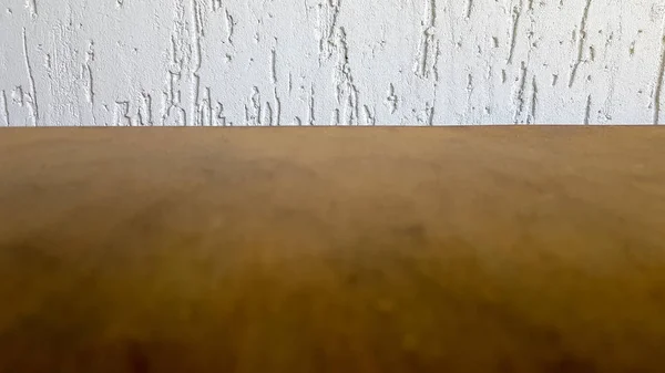 Cima vuota di un tavolo in legno naturale e parete decorativa retrò bianco. Per visualizzare il prodotto. Tavolo in legno e parete bianca. Tavolo in legno vuoto, bancone, mensola nella parete della stanza — Foto Stock