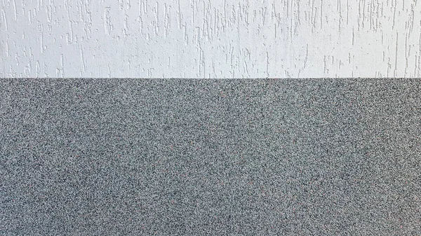 Chips de mármore cinza e estuque luz decorativa na parede dividida por uma linha horizontal. Fundo da fachada do edifício. Textura Stucco na rua — Fotografia de Stock