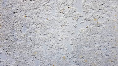 Gri metal duvar arka planı. Hafif soyma dokusu. Kirli paslı metal duvar. Retro etkisi Çatlaklar, grunge, kaba sıva. Eski gri metal kapı. Metal bir kapı üzerinde eski gri çatlak boya.