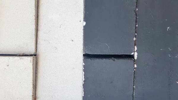 Ladrillos blancos y negros apilados por igual en una pila. Primer plano. Fondo de piedra blanco y negro —  Fotos de Stock
