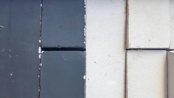 Black and white bricks piled equally in a pile. Close-up. Black-white stone background — Stock Photo, Image