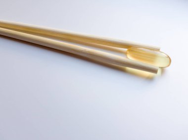 Çin çubukları ile balık yağı kapsülleri. Balık yağı ile Kapsüller. Beyaz bir arka plan üzerinde Omega 3 balık yağı kapsülleri. Yüksek Çözünürlüklü Ürün. Gıda takviyesi. Omega-6, Omega-9, A Vitamini, D, D3, E.