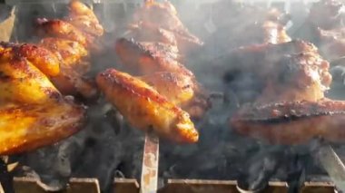 Izgarada tavuk pişirmeye yakın çekim. Izgara tavuk kanadı pişiriyorum. Izgarada ızgara yemek. Izgara yaz yemeği. Rahatlama, yemek, aile ve rahatlama kavramı.