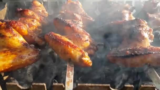 Крупный План Приготовления Цыплят Гриле Готовить Куриные Крылышки Барбекю Гриле — стоковое видео