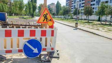Ukrayna, Kiev - 1 Ekim 2019: Sokaklardaki yolların onarımı. Şehir caddelerinin inşaat sahasında barikatlar, koruyucu çitler, yol çalışması ve yol ayrımı tabelaları.