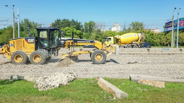 Ucraina, Kiev - 1 ottobre 2019: Rullo stradale, trattore e attrezzature per l'edilizia stanno lavorando a un nuovo cantiere stradale. La strada è chiusa per la riparazione stradale, estensione del percorso, riparazione buche — Foto Stock