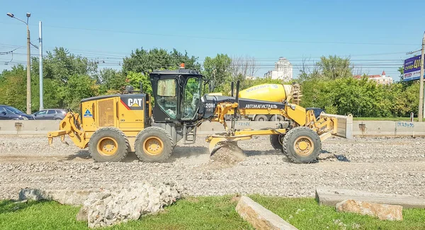 Ucraina, Kiev - 1 ottobre 2019: Rullo stradale, trattore e attrezzature per l'edilizia stanno lavorando a un nuovo cantiere stradale. La strada è chiusa per la riparazione stradale, estensione del percorso, riparazione buche — Foto Stock