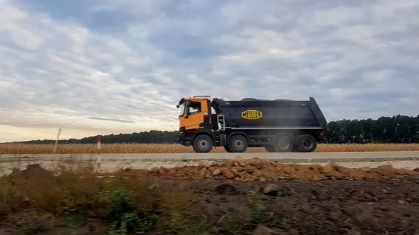 Ukrayna, Kiev - 1 Ekim 2019: Gün batımında kırsal bir arazide asfalt yolda giden kamyonet.