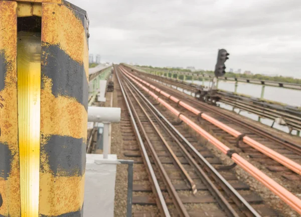 Spoorwegen metro op de brug in de open lucht. Spoorweg, rails in de stad. Reisconcept, treinreis, rust. Het stedelijk metroverkeer. — Stockfoto