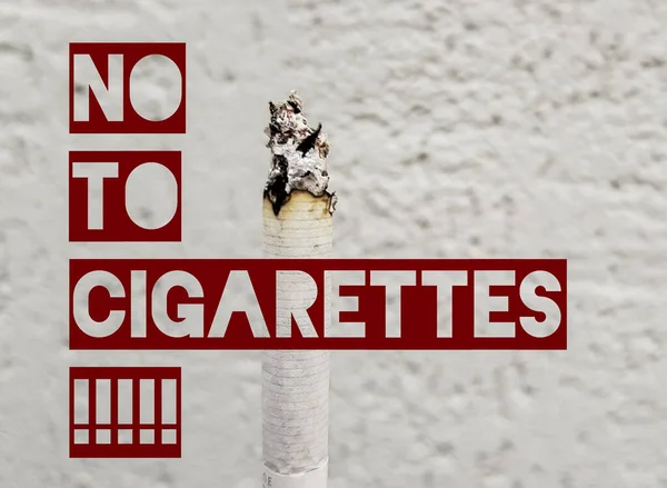 Δεύτερη ιδέα καπνίσματος. Σε μια μέρα χωρίς καπνό, το κάπνισμα είναι ανεπιθύμητο για την κοινωνία. Κάθετο κάπνισμα σε λευκό φόντο τοίχου με χώρο αντιγραφής. Κείμενο όχι στα τσιγάρα. — Φωτογραφία Αρχείου