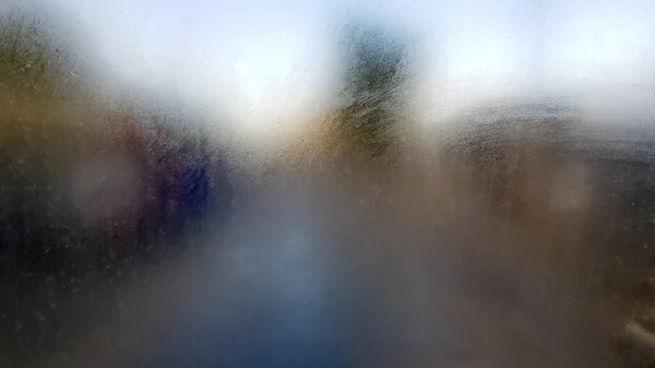 Gotas de agua fondo de condensación de rocío sobre vidrio, humedad y niebla en blanco. Afuera, mal tiempo, lluvia. Fondo abstracto borroso de condensación brumosa en la superficie natural del vidrio de la ventana — Foto de Stock
