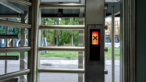 Στριφογυρίζει. Σημείο ελέγχου. Αυτόματος έλεγχος πρόσβασης. Αυτόματη περιστροφή με συρόμενες πόρτες για τον έλεγχο της ροής των ανθρώπων. Είσοδος αίθουσα με περιστρεφόμενη — Φωτογραφία Αρχείου