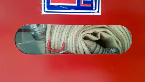 Рятувальна пожежна техніка, пожежна лінія в червоній коробці. гідрант коробка, інструмент для у випадку пожежі . — стокове фото
