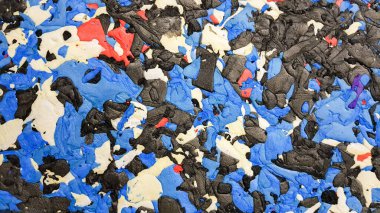Renkli plastiğin. Renkli plastik arka plan. Çok renkli plastiğin karışık dokusunun fotoğrafı. Plastiğin renkli ve soyut bir parçası.