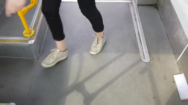 Деталь Ног Людей Идущих Поезде Метро Трамвае Машина Открывает Закрывает — стоковое видео