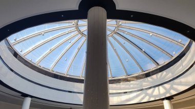 Çağdaş cam ve metal sanatı, çatı arka planı. Cam kubbeye bak. Geometrik ayrıntı