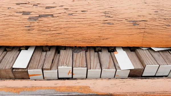 Närbild Ett Trasigt Pianotangentbord Ett Gammalt Piano — Stockfoto