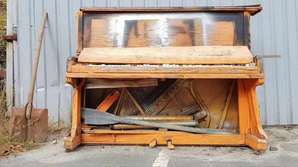 Крупный План Сломанной Фортепианной Клавиатуры Старого Пианино — стоковое фото