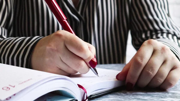 Vista Lateral Las Manos Una Mujer Con Clavos Rojos Sosteniendo Imágenes de stock libres de derechos